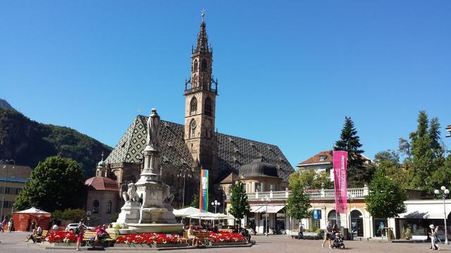 schöner Blick vom Walterplatz zum Dom Maria Himmelfahrt in Bolzano