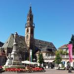 schöner Blick vom Walterplatz zum Dom Maria Himmelfahrt in Bolzano