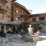 vorbei an der sehr schönen "Hostellerie du Pas de l'Ours", verlssen wir das Dorfzentrum von Crans-sur-Sierre