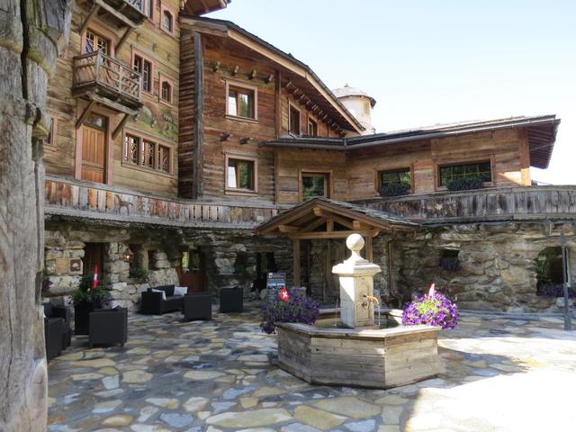 vorbei an der sehr schönen "Hostellerie du Pas de l'Ours", verlssen wir das Dorfzentrum von Crans-sur-Sierre