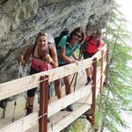 an mehreren Stellen heisst es gut auf den Kopf aufpassen, man könnte sonst leicht mit den überhängenden Felsen kollidieren