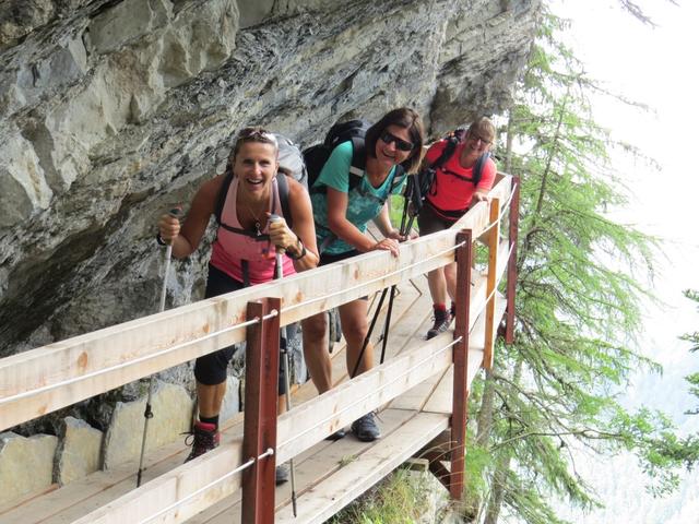 an mehreren Stellen heisst es gut auf den Kopf aufpassen, man könnte sonst leicht mit den überhängenden Felsen kollidieren