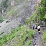 der Wanderweg führt nun über eine Schutthalde. Der ganze Schutt und Geröll stammt vom Gebirgsbach den wir nun durchschreiten