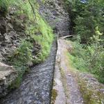 exponiert durchläuft die Bisse de Lens, die Steilflanken der Liène-Schlucht