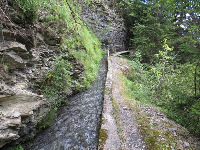 exponiert durchläuft die Bisse de Lens, die Steilflanken der Liène-Schlucht