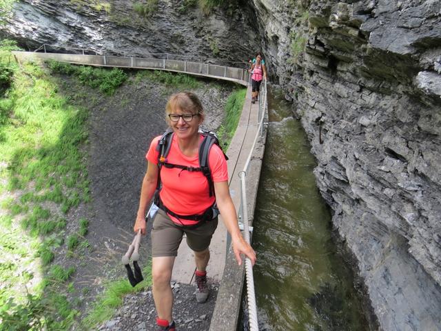 senkrechte Felswand, die Suone, ein Seil und danach gähnende leere