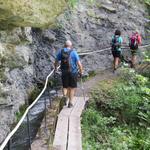 ...oder an steilen Felsen vorbei