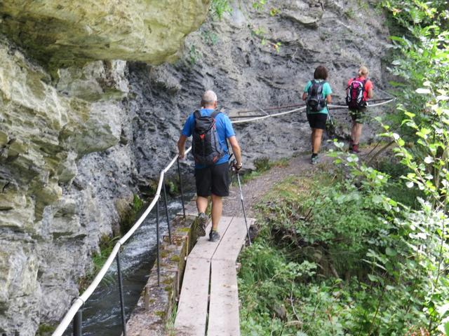 ...oder an steilen Felsen vorbei