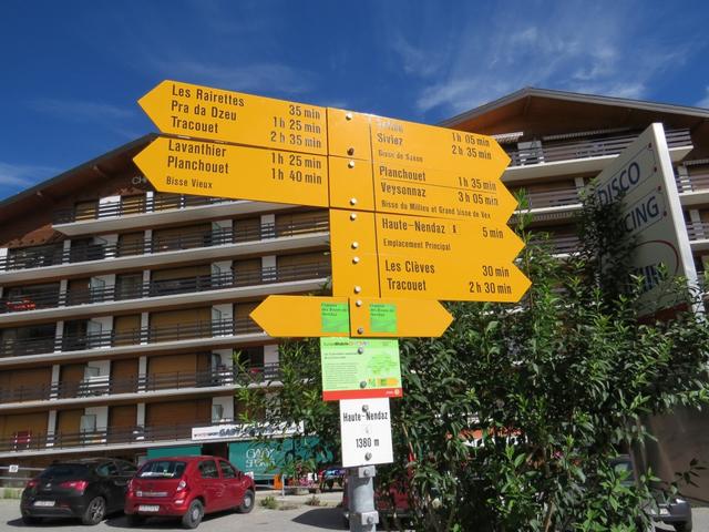 Wegweiser bei Haute-Nendaz1380 m.ü.M. unsere Wanderung wird uns zuerst nach Pra da Dzeu führen