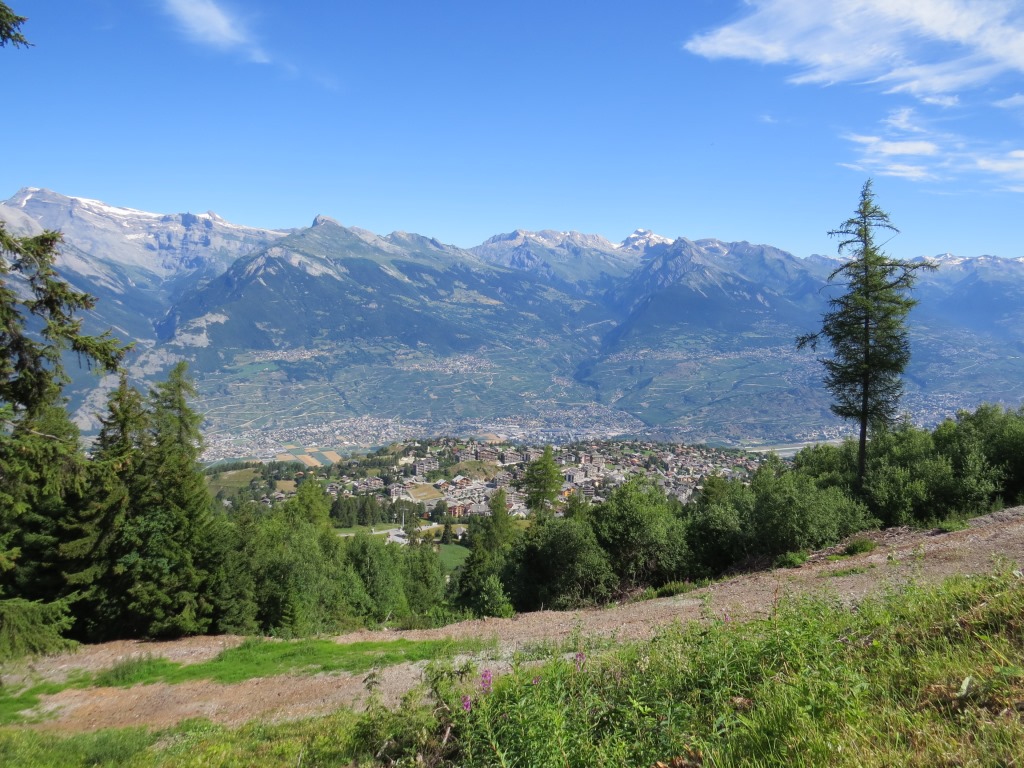 Blick auf Haute-Nendaz, das Rhonetal und in die Berner Alpen