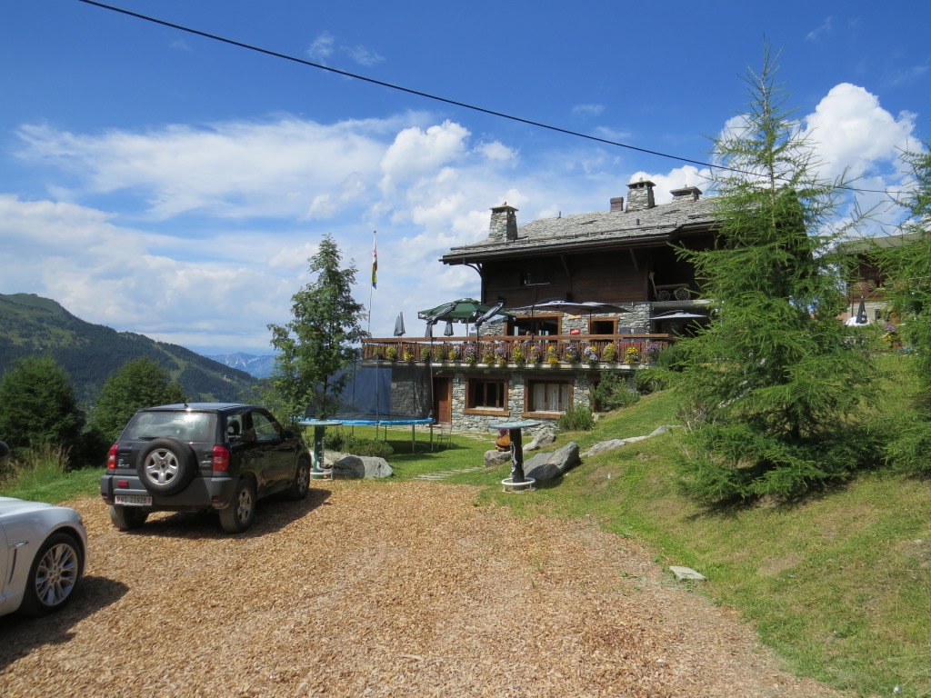 beim Chalet des Alpes mit seiner Terrasse, bei derer man eine traumhafte Aussicht geniesst