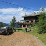 beim Chalet des Alpes mit seiner Terrasse, bei derer man eine traumhafte Aussicht geniesst