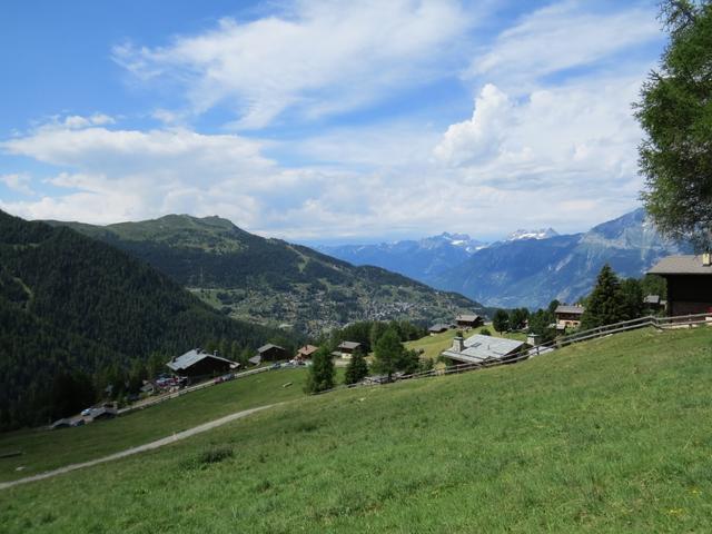 was für eine Aussicht. Blick auf La Tzoumaz, das Rhonetal und ganz rechts die Dents du Midi