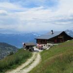 wir biegen bei der Weggabelung links ab und erreichen nach ein paar Meter die Cabane de Balavaux 2038 m.ü.M.