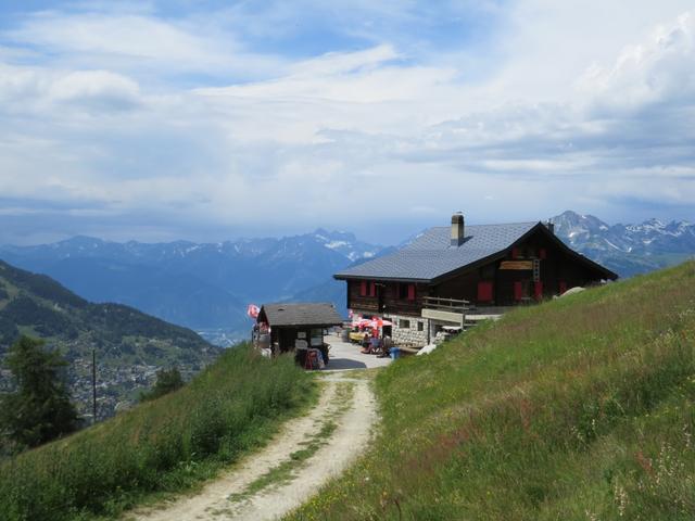 wir biegen bei der Weggabelung links ab und erreichen nach ein paar Meter die Cabane de Balavaux 2038 m.ü.M.