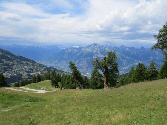 Blick ins Rhonetal. Bei den Dents du Midi regnet es schon