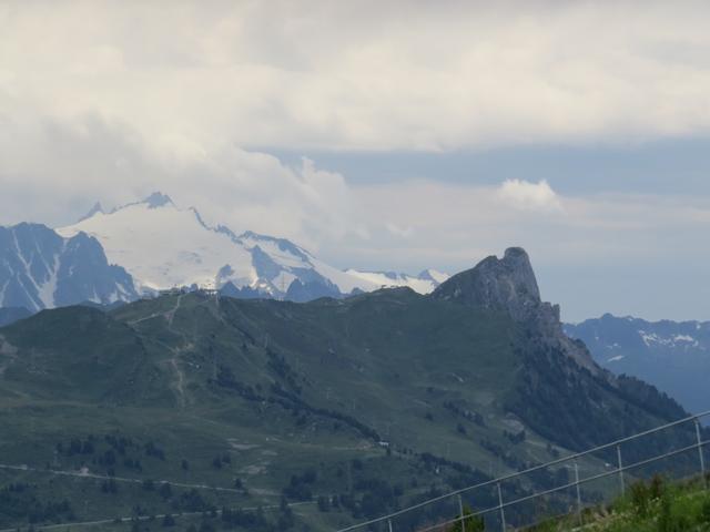 rechts der Pierre Avoi, dort oben standen wir schon. Dahinter das Trient Massiv