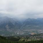 Blick von der Bergstation in das Rhonetal. Auf der anderen Talseite regnet es schon