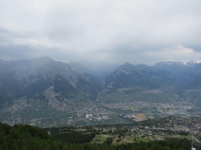 Blick von der Bergstation in das Rhonetal. Auf der anderen Talseite regnet es schon