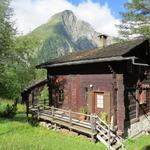 vorbei an schönen alten Walliser Häuser, laufen wir durch das kleine Dorf von La Fouly