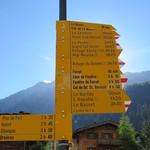 Wegweiser in La Fouly. Über eine Brücke überqueren wir die Dranse de Ferret