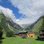 mit dem Auto zuhinterst ins Val Ferret bis nach La Fouly 1592 m.ü.M.