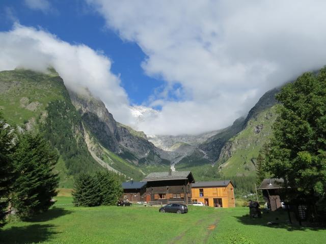 mit dem Auto zuhinterst ins Val Ferret bis nach La Fouly 1592 m.ü.M.