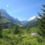 Blick ins Talende des Val Ferret und zur Schweiz-Italienischen Grenze