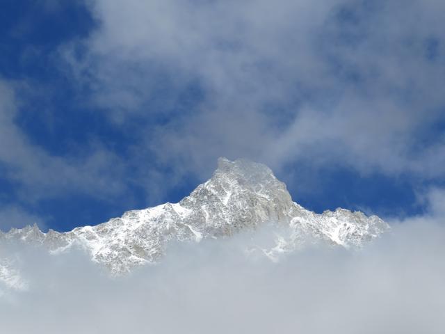 die Wolkenschwaden lösen sich kurz auf und zeigen uns den Pointe Kurz