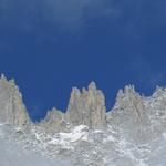 spitz ragen die Felszacken des Aiuguille Rouges du Dolent in den stahlblauen Himmel