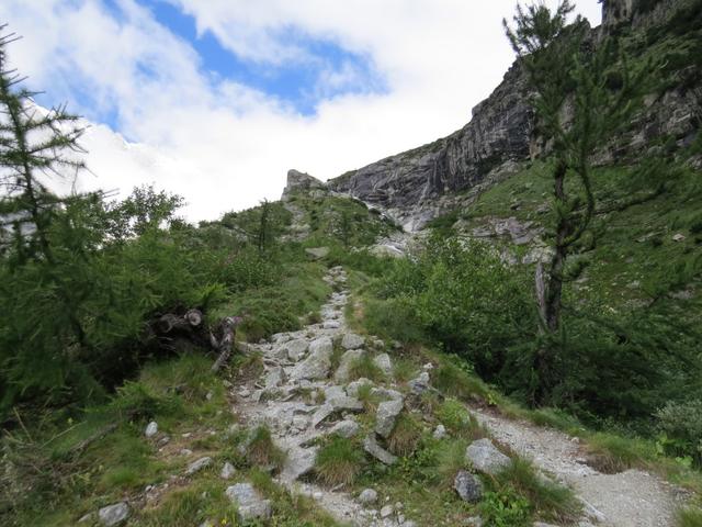 der Hüttenweg wird nun steiler und wir laufen bei Punkt 1874 m.ü.M. vorbei