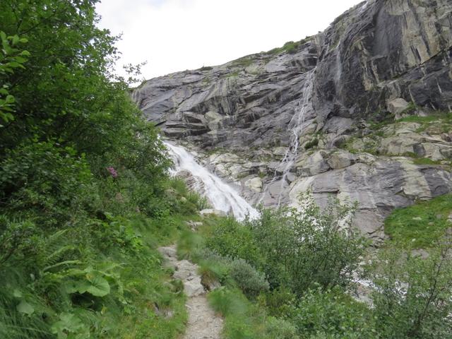 rechts geht es über einen kettengesicherter Bergweg über eine kleine Felswand