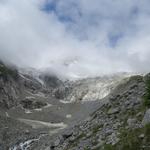 die Wolken stauen sich nun richtiggehend in diesem riesigen Kessel