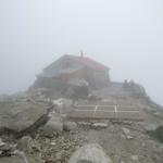 hat man die Felswand hinter sich steht man praktisch vor der Cabane de l'A Neuve 2735 m.ü.M.