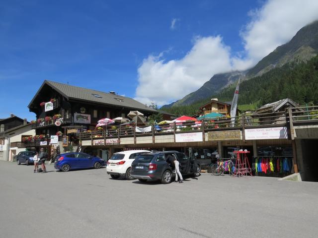 auf der Terrasse des Hôtel des Glaciers in Fouly, geniessen wir einen Weisswein...