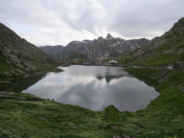 am See das sich direkt beim Passübergang 2473 m.ü.M. befindet, geht es Richtung Grenze