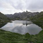 am See das sich direkt beim Passübergang 2473 m.ü.M. befindet, geht es Richtung Grenze