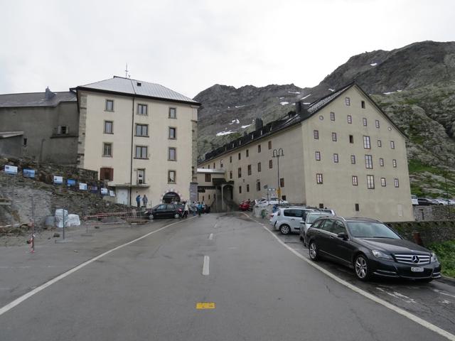 Blick zurück zum Hospiz und zum Hotel, das sich direkt auf der Passhöhe befindet