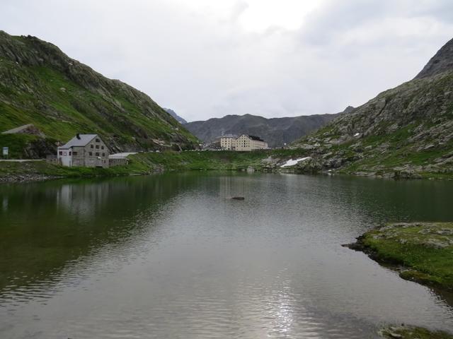 Blick zurück über den See zum Hospiz auf dem Grossen Sankt Bernhard