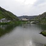 Blick zurück über den See zum Hospiz auf dem Grossen Sankt Bernhard