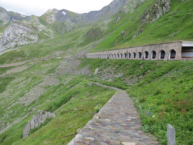 der Weg führt uns nun teilweise entlang der Passstrasse abwärts