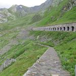 der Weg führt uns nun teilweise entlang der Passstrasse abwärts