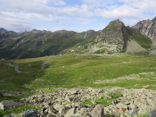 wir geniessen den schönen Blick auf das Tal und auf die Passstrasse mit seinen vielen Kehren