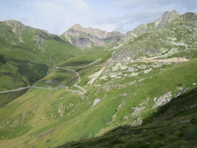 die Passstrasse wird heute uns ständig begleiten