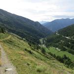 wir geniessen den Blick in das Aostatal. Rechts von uns sehen wir die Autobahn als silbernes Band