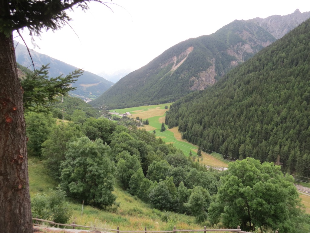 vom Kirchenplatz geniessen wir einen weiten Blick in das Tal