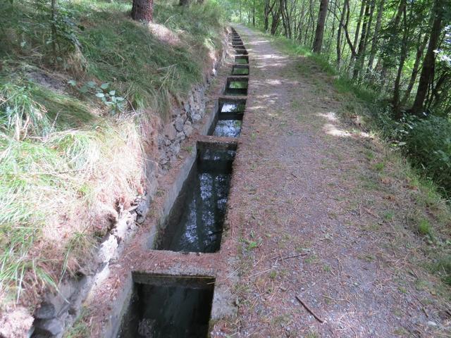 der Weg führt uns danach alles an einem Bewässerungskanal entlang