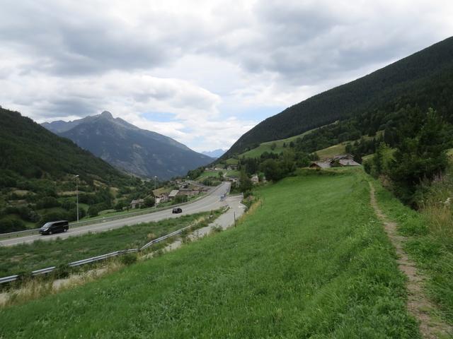 rechts neben der Passstrasse laufen wir unserem Tagesziel Echevennoz entgegen