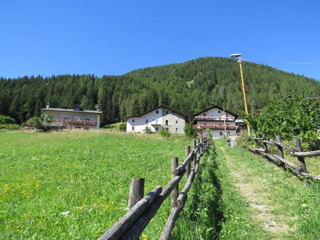 an der Kirche vorbei steigen wir ein paar Meter zur Via Francigena hinauf