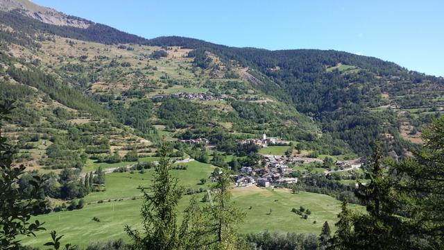 Blick auf die andere Talseite zum Dorf Allein